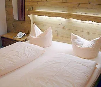 Roter Hahn - 3*